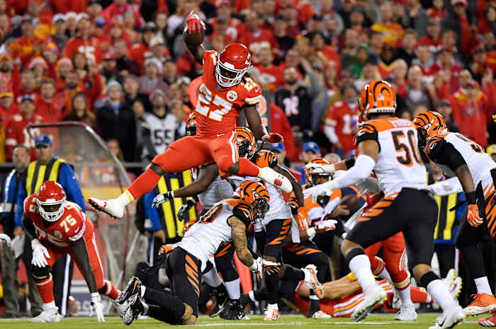 mmqb-7-kareem-hunt-leap.jpg